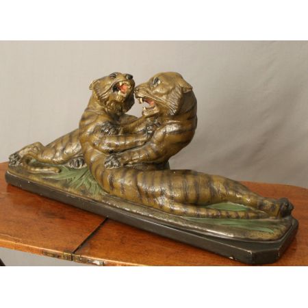 Antike viktorianische Skulptur zweier Kampftiger. Viktorianischer Stil.