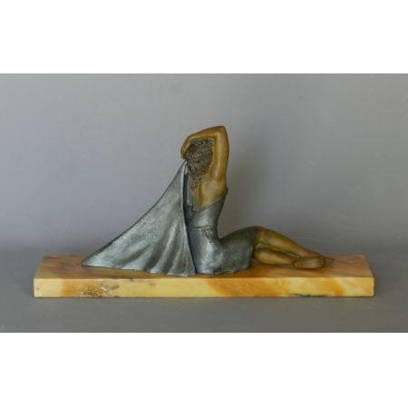 Antike Art Deco -Figur einer Dame mit Umhang. 1930,Frankreich.