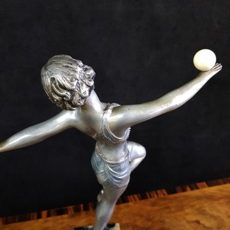 Antike Art Deco Figur einer Dame mit zwei Bällen tanzend, 1930.