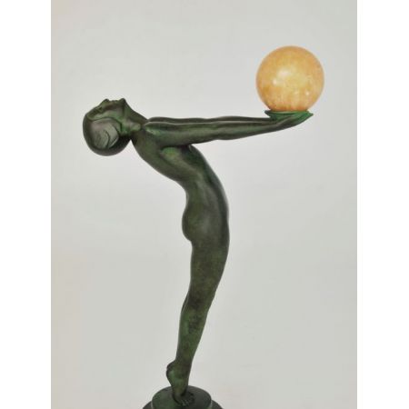 Antike Art-Deco-Skulptur "Lueur" einer Frau mit großem Ball. Max Le Verrier, 1930.
