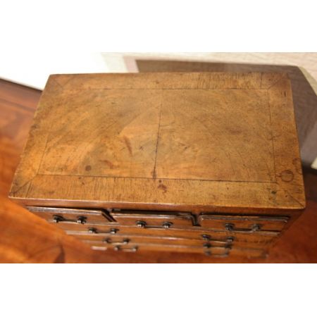 Antike Miniatur Kommode aus Walnussholz auf Eiche, apprentice piece, ca. 19. Jahrhundert