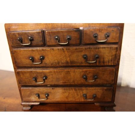 Antike Miniatur Kommode aus Walnussholz auf Eiche, apprentice piece, ca. 19. Jahrhundert