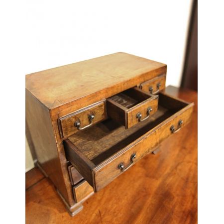 Antike Miniatur Kommode aus Walnussholz auf Eiche, apprentice piece, ca. 19. Jahrhundert