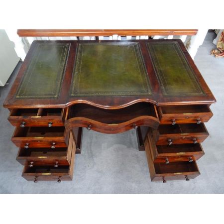 Großer Mahagoni Schreibtisch, zentriert 