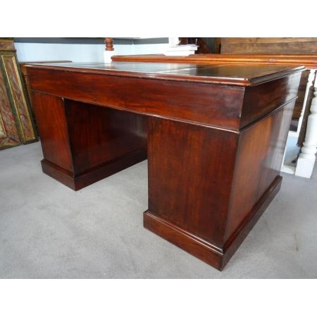 Großer Mahagoni Schreibtisch, zentriert 