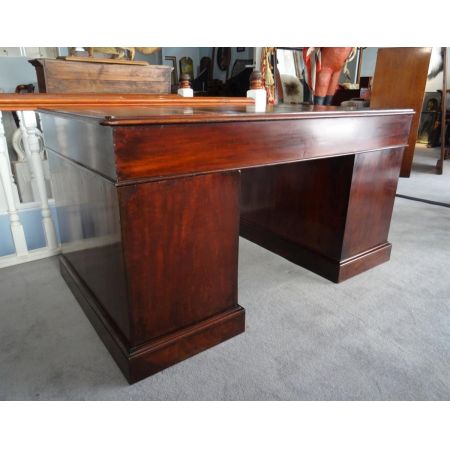Großer Mahagoni Schreibtisch, zentriert 