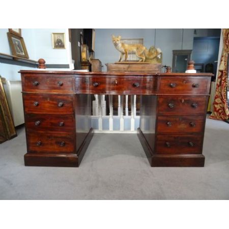 Großer Mahagoni Schreibtisch, zentriert 