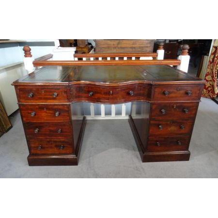 Großer Mahagoni Schreibtisch, zentriert 