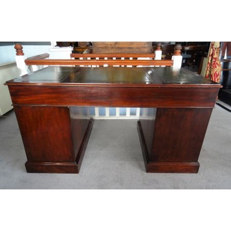 Großer Mahagoni Schreibtisch, zentriert 