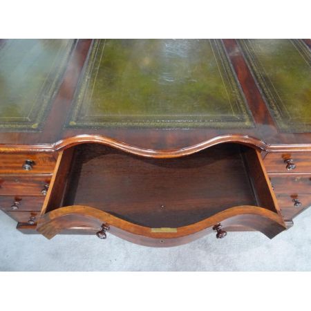 Großer Mahagoni Schreibtisch, zentriert 