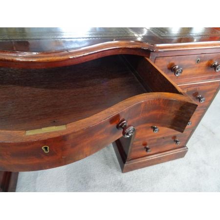 Großer Mahagoni Schreibtisch, zentriert 