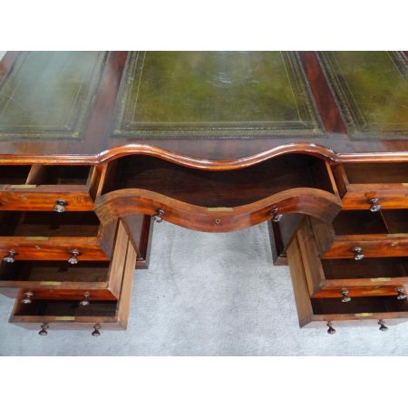 Großer Mahagoni Schreibtisch, zentriert 