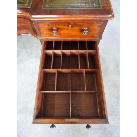 Großer Mahagoni Schreibtisch, zentriert 