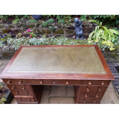 Großer Schreibtisch mit Eichenholzsockel