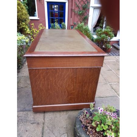 Großer Schreibtisch mit Eichenholzsockel