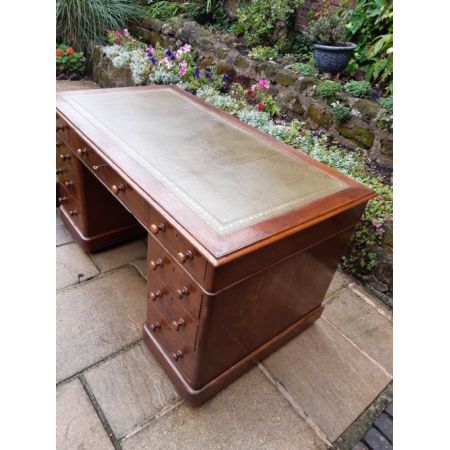 Großer Schreibtisch mit Eichenholzsockel