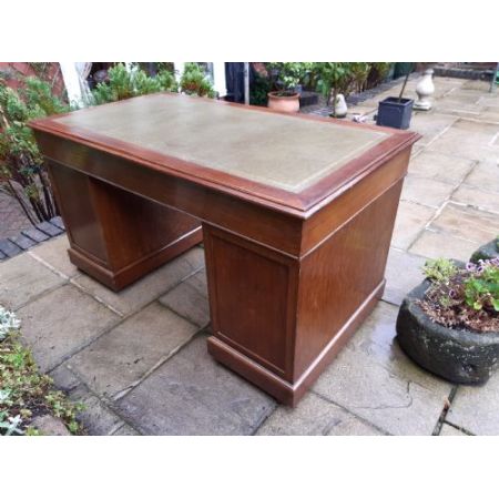 Großer Schreibtisch mit Eichenholzsockel