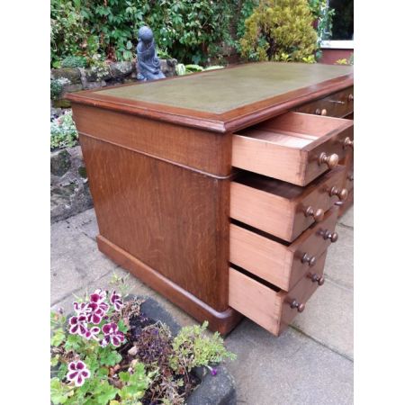 Großer Schreibtisch mit Eichenholzsockel