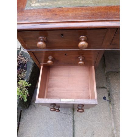 Großer Schreibtisch mit Eichenholzsockel