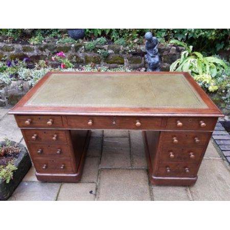 Großer Schreibtisch mit Eichenholzsockel