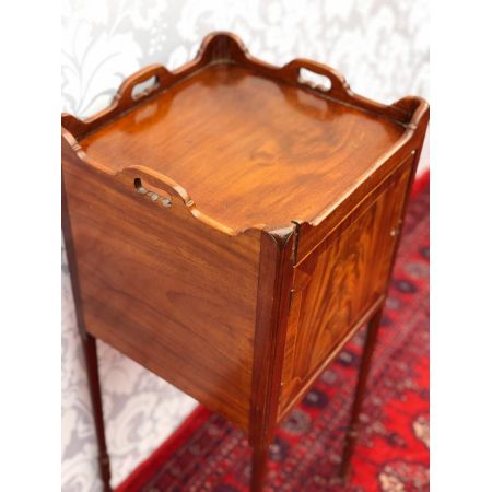  Nachttisch aus geflammten Mahagoni, original antik