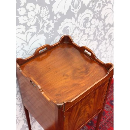  Nachttisch aus geflammten Mahagoni, original antik