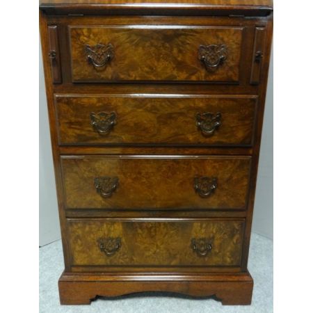 Kleines Bureau , Gratwalnuss