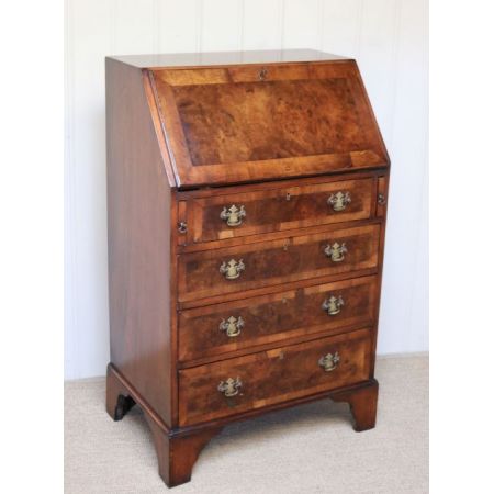 klein proportioniertes Bureau aus Walnussholz, antik