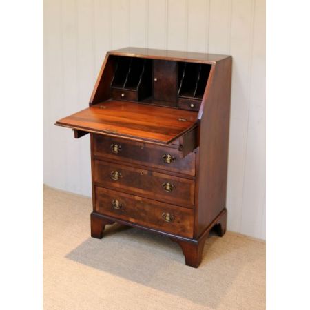 klein proportioniertes Bureau aus Walnussholz, antik