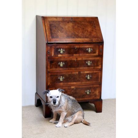 klein proportioniertes Bureau aus Walnussholz, antik