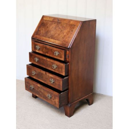 klein proportioniertes Bureau aus Walnussholz, antik