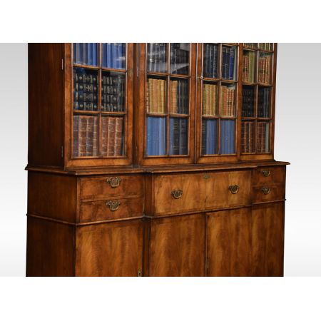 Revival Bücherschrank aus Walnuss, Queen Anne Stil