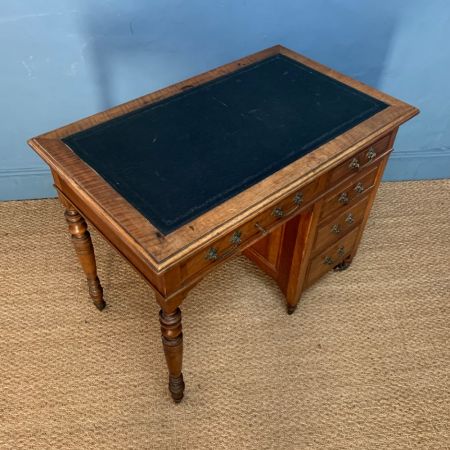 viktorianischer Nussbaumschreibtisch, original antik 