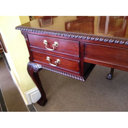 Mahagoni-Partnerschreibtisch / Bibliothekstisch im Chippendale-Stil