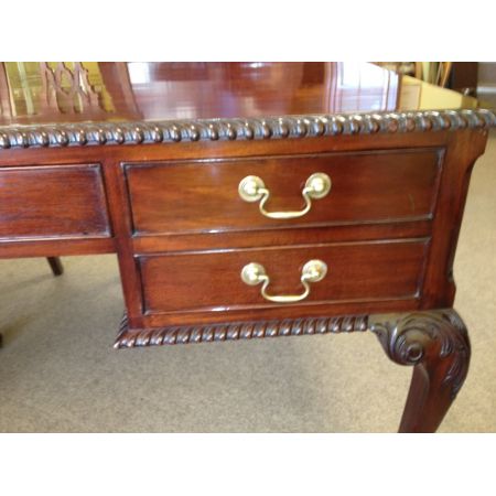 Mahagoni-Partnerschreibtisch / Bibliothekstisch im Chippendale-Stil