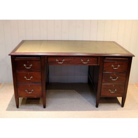 großer Mahagonischreibtisch