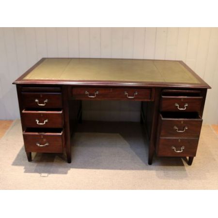 großer Mahagonischreibtisch