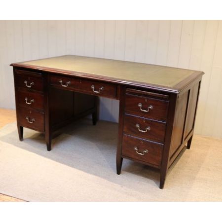 großer Mahagonischreibtisch