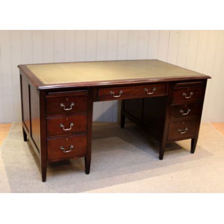 großer Mahagonischreibtisch