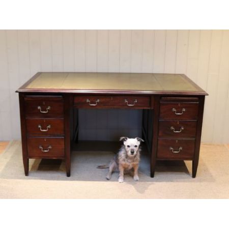 großer Mahagonischreibtisch