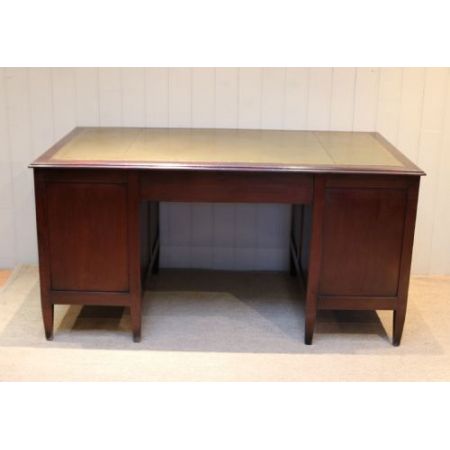 großer Mahagonischreibtisch