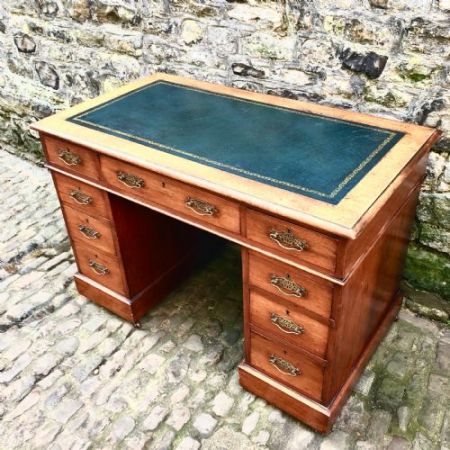 Kleiner englischer antiker Pedestal Schreibtisch Pedestal Desk aus Nussbaum edwardianisch ca 1910