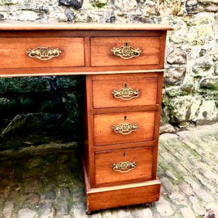 Kleiner englischer antiker Pedestal Schreibtisch Pedestal Desk aus Nussbaum edwardianisch ca 1910