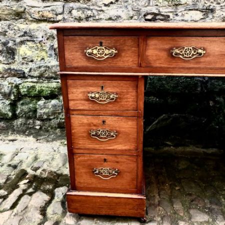 Kleiner englischer antiker Pedestal Schreibtisch Pedestal Desk aus Nussbaum edwardianisch ca 1910
