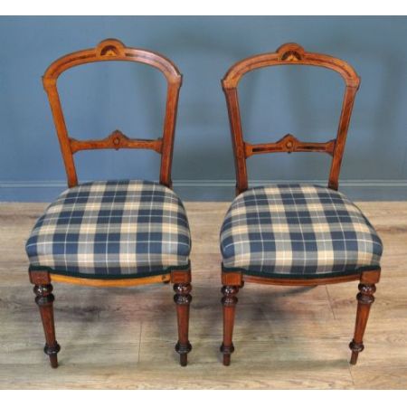 Paar antiker edwardianischer Schlafzimmerstühle Bedroom Chairs aus Nussbaum ca 1900