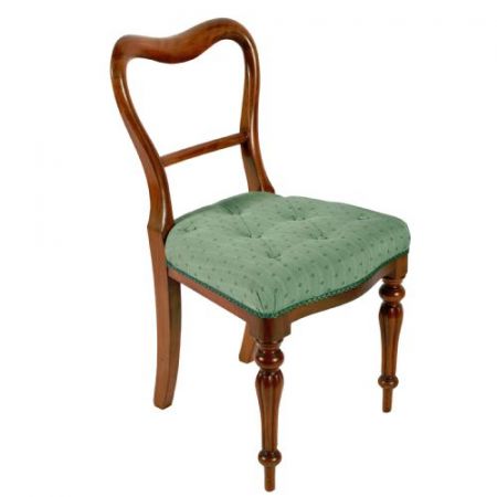 Satz von sechs Nussbaumstühlen