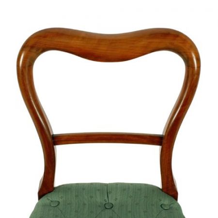 Satz von sechs Nussbaumstühlen