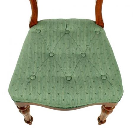 Satz von sechs Nussbaumstühlen