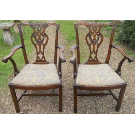 Satz von acht Mahagoni-Esszimmerstühlen im Chippendale-Stil