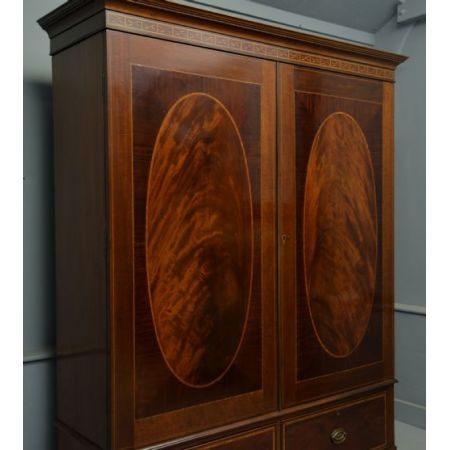 Mit Intarsien verzierter Mahagoni-Kleiderschrank